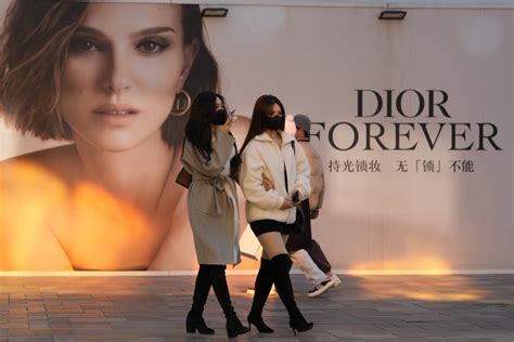 Chinese photographer apologizes after backlash over Dior 